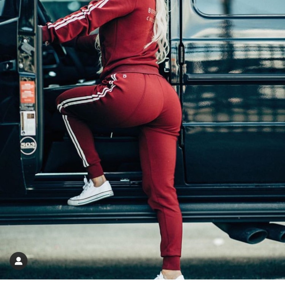 NWOT Buffbunny Collection Bomb Jogger in burgundy